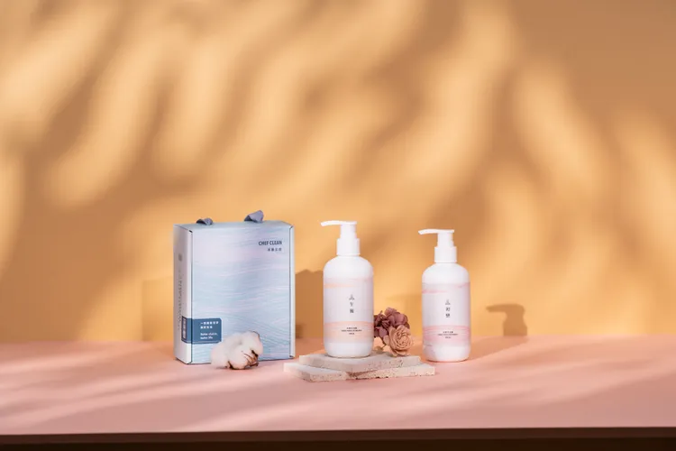 純淨禮盒 午後初戀包含限定款酵素手洗精250mL 2入組。業者提供