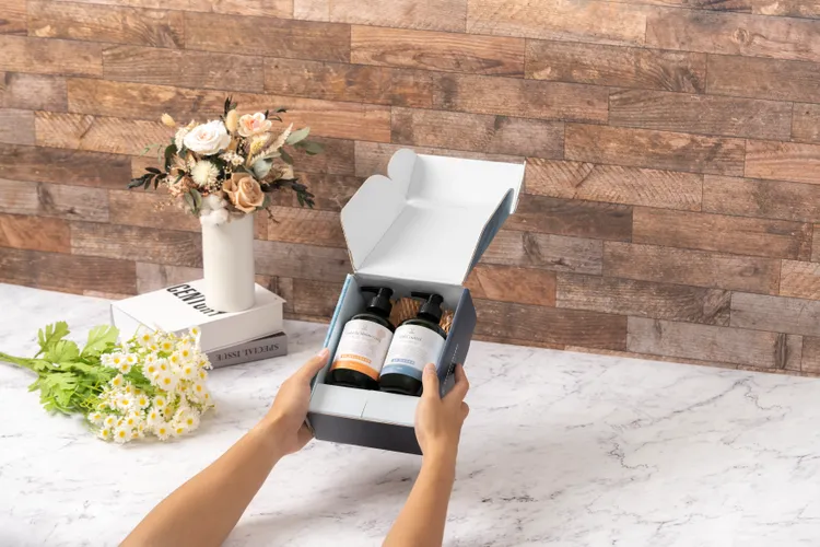 海洋禮盒澄淨洗沐組包含益菌生保濕沐浴露x1＋控油洗髮精x1。業者提供