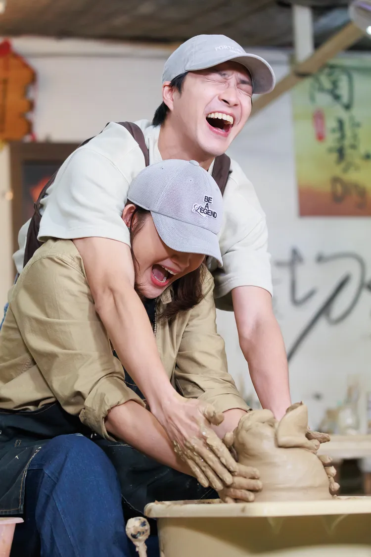 錢薇娟（前）、江宏傑合力捏陶土。好看娛樂提供