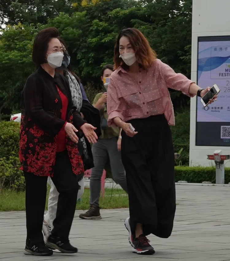 瓊瑤（左）生前與媳婦何琇瓊是家人也是工作夥伴。資料照