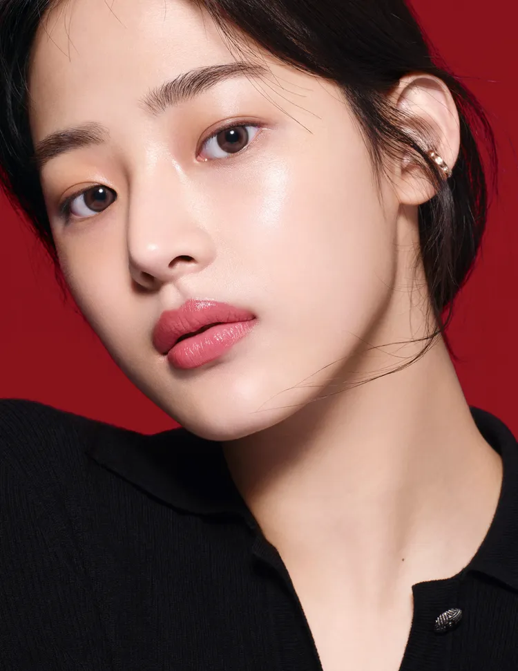 韓星Minji美臉就靠香奈兒1號紅色山茶花系列打點。品牌提供
