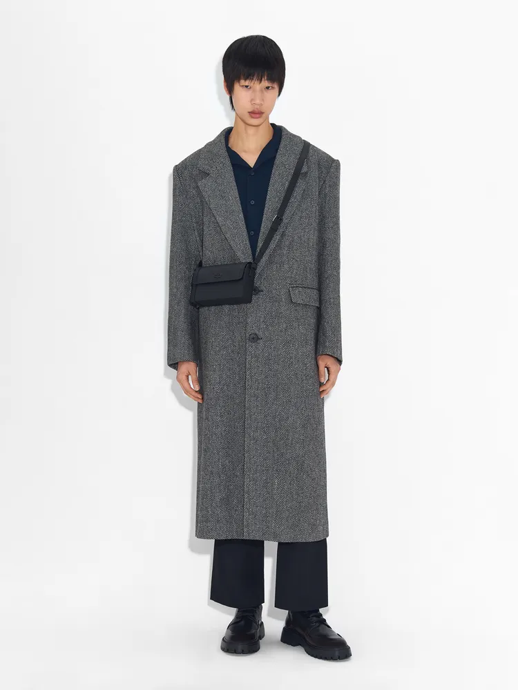 PEDRO男士ICON皮革靴採用流線雙色鞋面設計飾以編織鞋帶。品牌提供