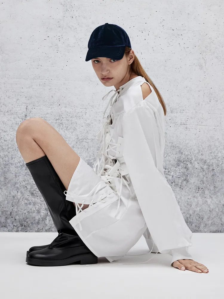 小CK Jett及膝直筒靴以時髦廓形完美襯出小腿比例。品牌提供