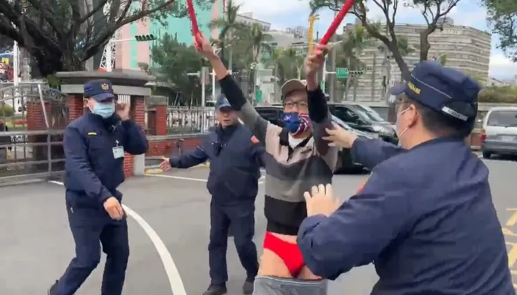 男子脫褲高喊韓國瑜毀憲亂政。翻攝畫面