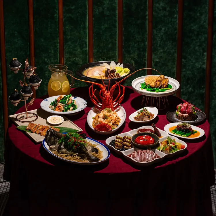 微風信義心潮飯店蛇來富貴潮味除夕晚宴推薦價1萬5888元(每桌5人份)。業者提供