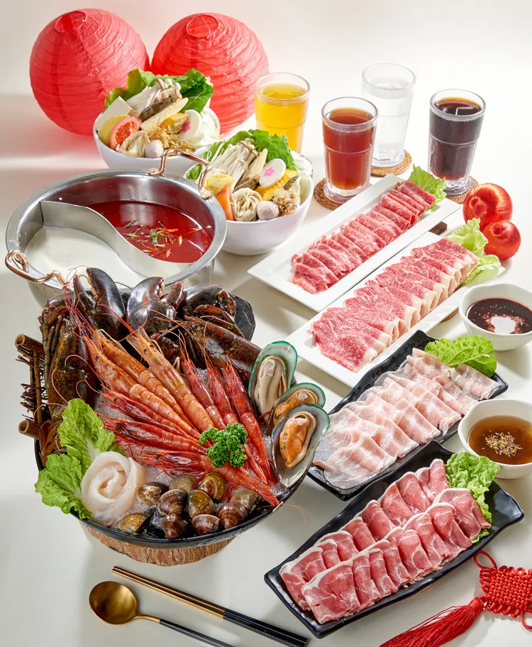 微風台北車站八海食潮雙龍霸王海鮮四人套餐 原價6241元，優惠價4768元。業者提供