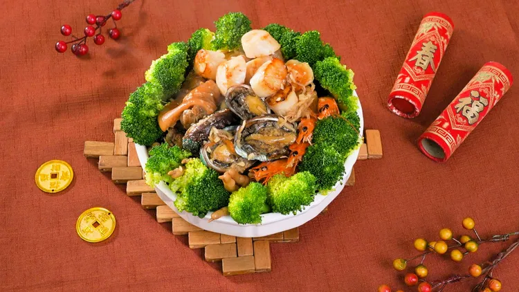 廚佛瑞德Fred還原特色年菜「海鮮盆菜」，示範用美味堂滷味以及辰園聯名珠貝蝦仁海鮮羹入菜。。全聯提供