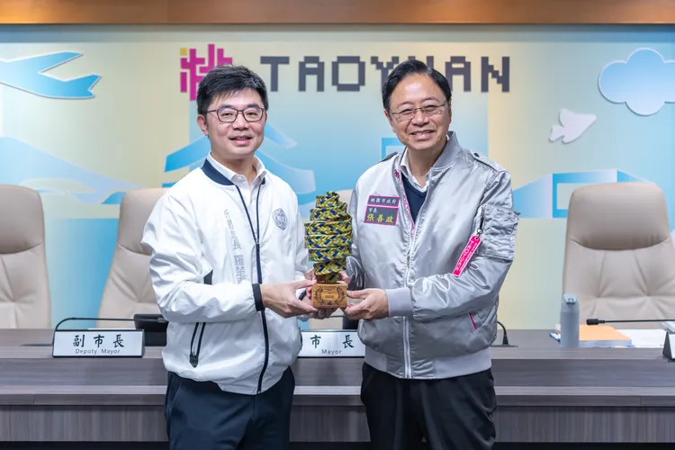 新聞處長羅楚東(左)獻獎。桃園市府提供