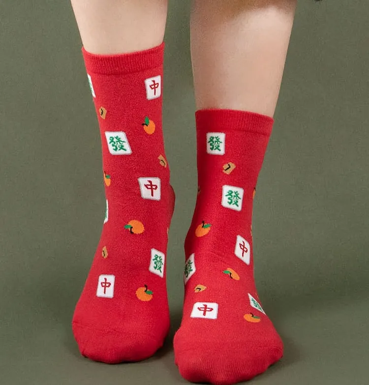 HUAER｜滿滿紅中 滿版中筒襪。Pinkoi提供