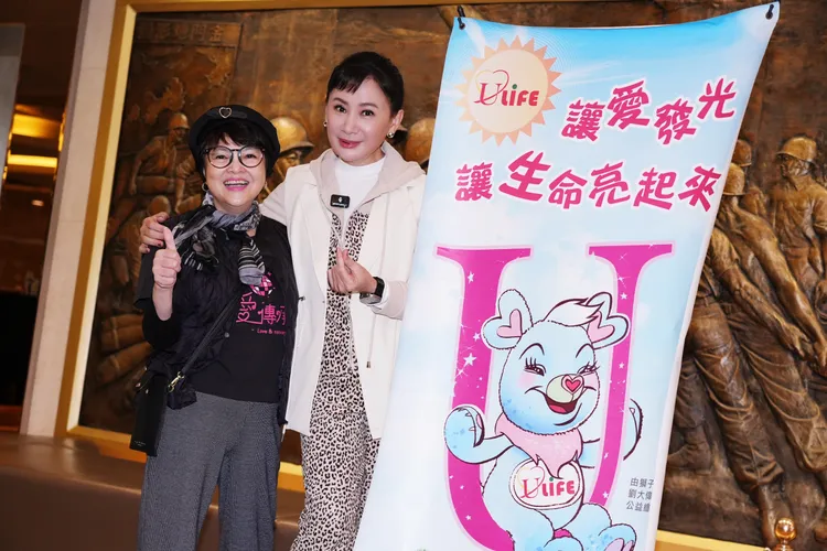 陳亞蘭（右）和優質生命協會秘書長紀寶如合影。彭欣偉攝