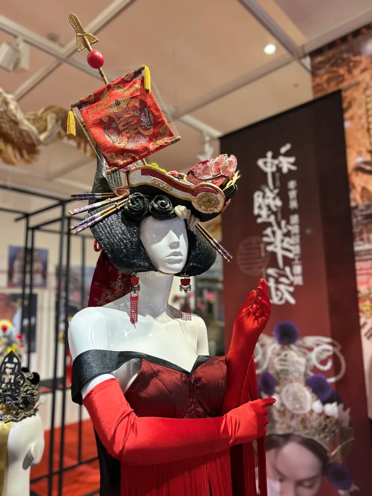 李育昇近年來與廟宇合作民間信仰再現代化系列。中友提供