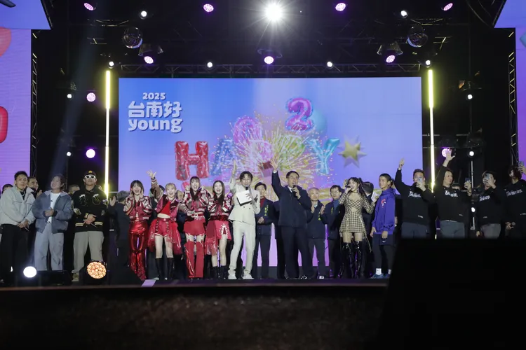 12強冠軍隊成員也登台陪大家一起倒數跨年。南市府提供