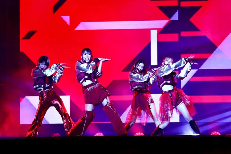 女團@onefive賣力表演還留下來倒數跨年。南市府提供