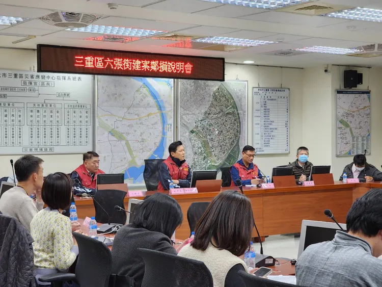 新北市副市長朱惕之今日在三重區公所召開三重區六張街建案鄰損說明會，市府一定會要求建商負起損害賠償責任，保障住戶權益。工務局提供