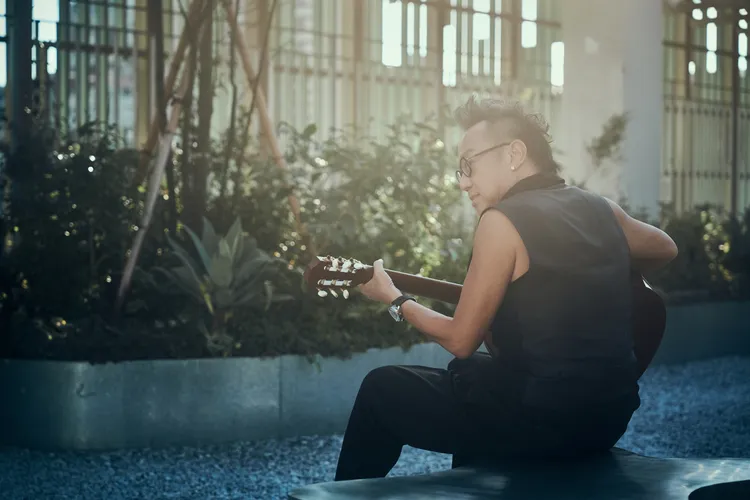 黃大煒自彈自唱〈乘著風〉。大川大立提供