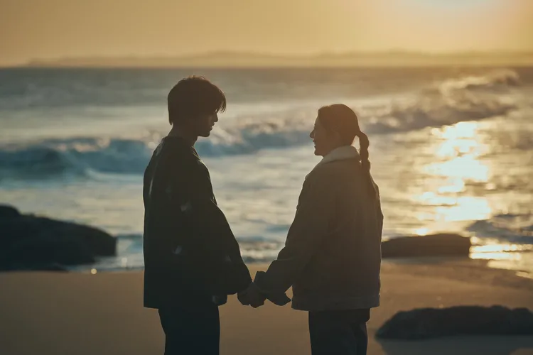 陳柏霖和郭雪芙在金門海岸的夕陽下牽起彼此的手、互訴情感。大川大立提供