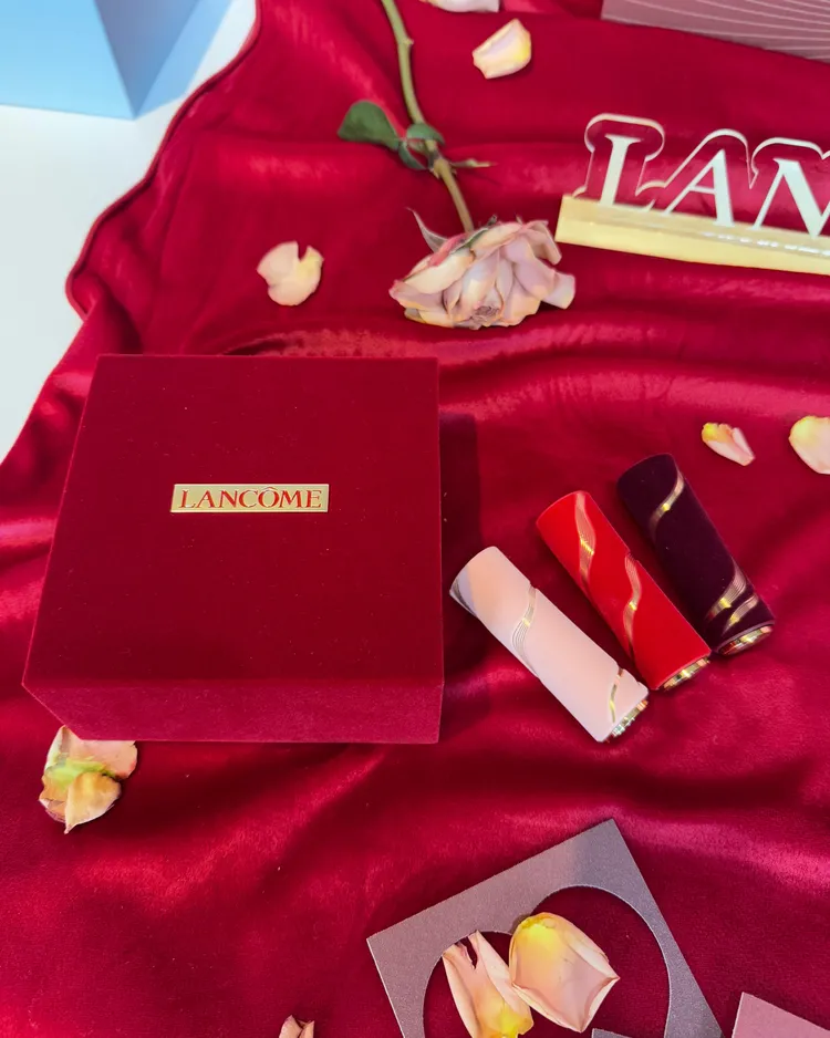 蘭蔻絕對完美唇膏絲絨霧感2025情人節限定版，各1480元。張家玲攝