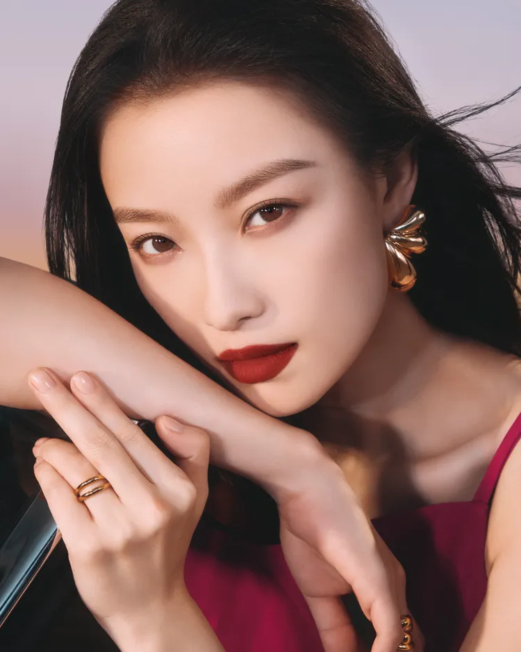 倪妮抹上#296烏木紅棕。品牌提供