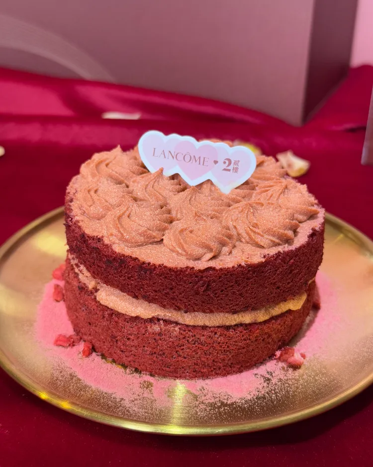 蘭蔻與「貳樓」推出跨界聯名，以#280裸桃粉棕為主角，復刻升級招牌紅絲絨蛋糕。張家玲攝