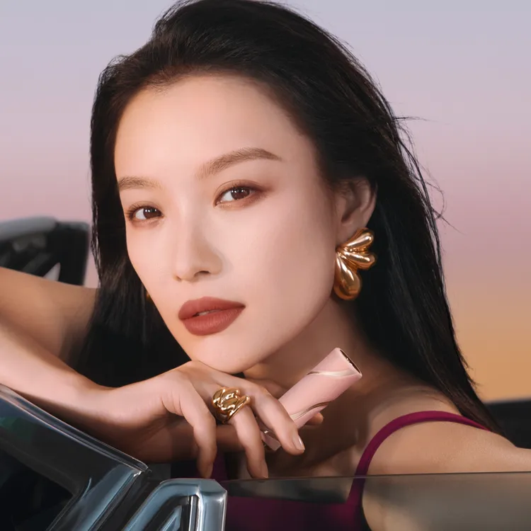 倪妮抹上#280裸桃粉棕。品牌提供