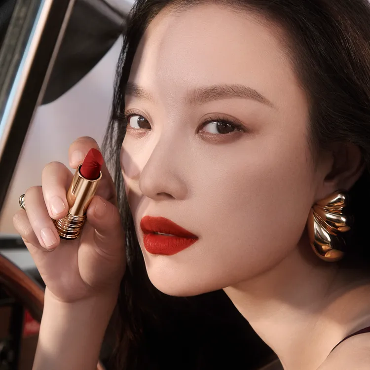 倪妮抹上#196落日暖橙。品牌提供