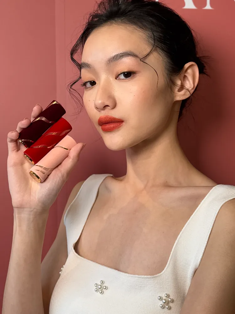 蘭蔻絕對完美唇膏絲絨霧感2025情人節限定版，各1480元。張家玲攝