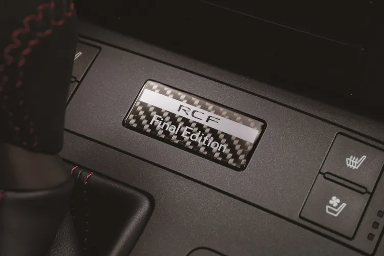 車內附有鑲嵌於中控台的Final Edition專屬銘牌。業者提供