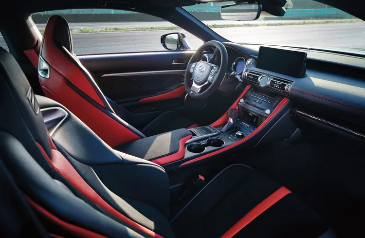 內裝以過往RC F專屬的烈焰紅、尊爵黑為基礎，加入座椅與排擋桿的紅色收邊縫線，以及同色系紅色安全帶。業者提供