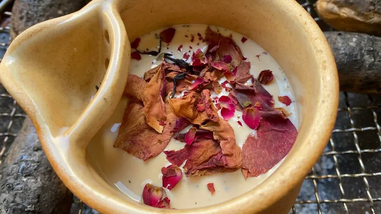 以茶葉、砂糖、玫瑰花瓣及牛奶製成的罐罐茶成品。移民署提供