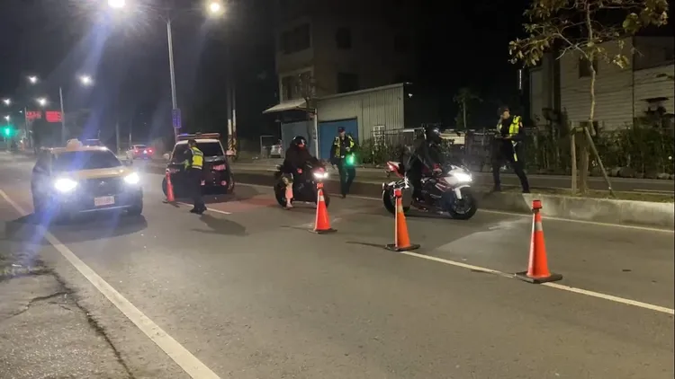 新竹縣警局加強路攔檢。新竹縣警局提供