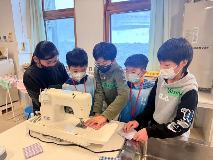 台灣小學生與日本西川小學學生一起利用裁縫機完成作品。校方提供