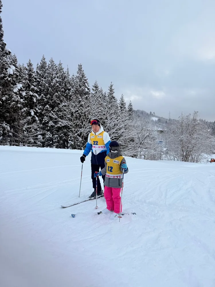 就算寒冷也常摔倒，新林國小小學生在雪地裡依舊玩得不亦樂乎。校方提供