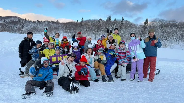 新林國小師生飛往日本締結姊妹校並體驗滑雪，留下難忘的回憶。校方提供