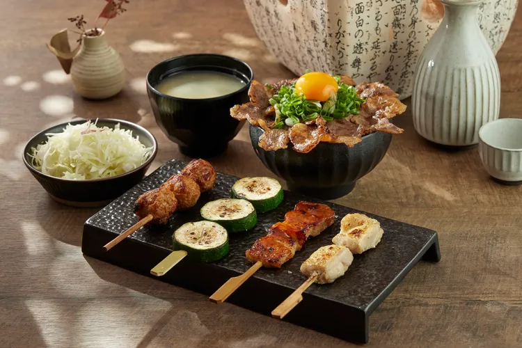 以創新的一人燒肉雙吃定食品牌「開丼 燒肉vs丼飯」，推出全新菜品「日式塩烤雞、味噌豚串燒盛合」。業者提供