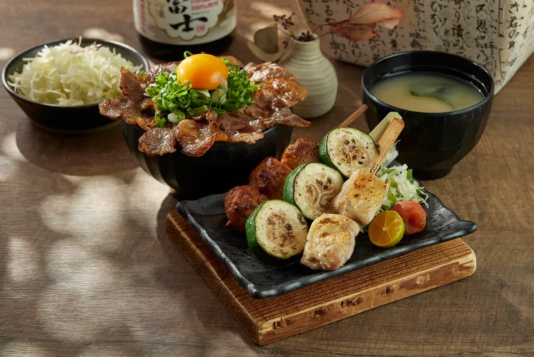 塩烤雞串燒盛合」精選新鮮雞腿肉，經「胡同秘製椒鹽」調味後以直火烤製，肉質鮮嫩多汁。再結合日式串燒經典的雞肉丸子與櫛瓜，打造口感與風味的和諧交融。業者提供