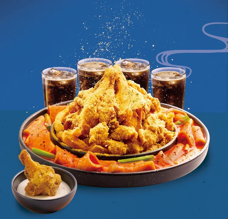 BHC炸雞春節限定「星年大吉福雞拼盤」包含超人氣商品星星炸雞 XL COMBO，以及星星炸薯條、星星雞皮、辣炒年糕及4杯飲品。業者提供