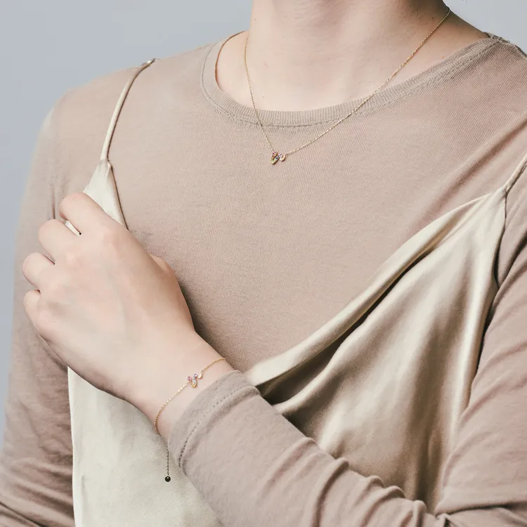 彩色寶石系列採用K10×紅寶石×黃水晶×祖母綠×藍寶石×紫水晶×鑽石0.01ct製成。品牌提供