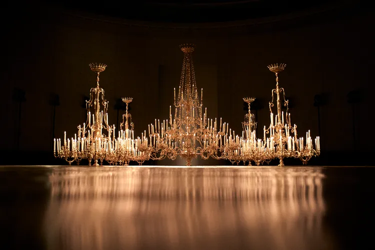 Saint Laurent 2025秋冬男裝秀場的巨大水晶吊燈，向品牌1970至1980年代於巴黎洲際酒店舉辦高級訂製服發表會的黃金時代致敬。品牌提供