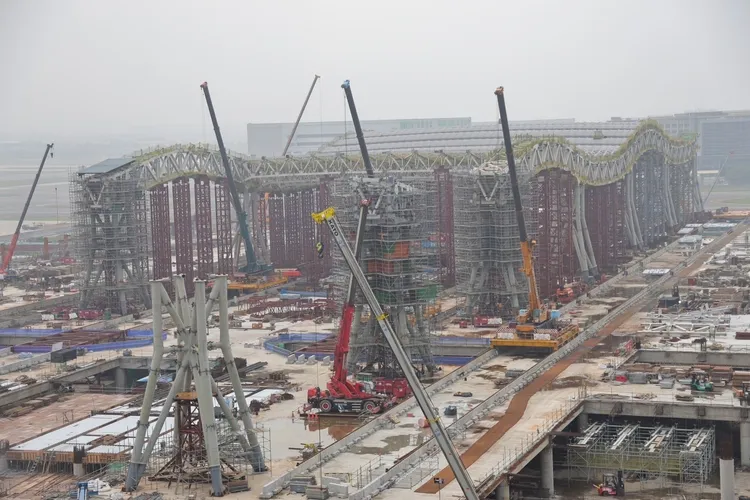 第三航站計畫進度已達75.75%，進出機場旅客可見第三航廈結構雛型。桃機提供
