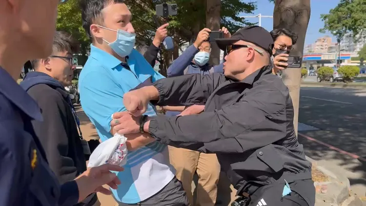 5億高中生案被告夏朝源去年底出庭時被鄭姓男子（右）毆打，鄭男說因為看不慣夏男行為才動手。資料照片