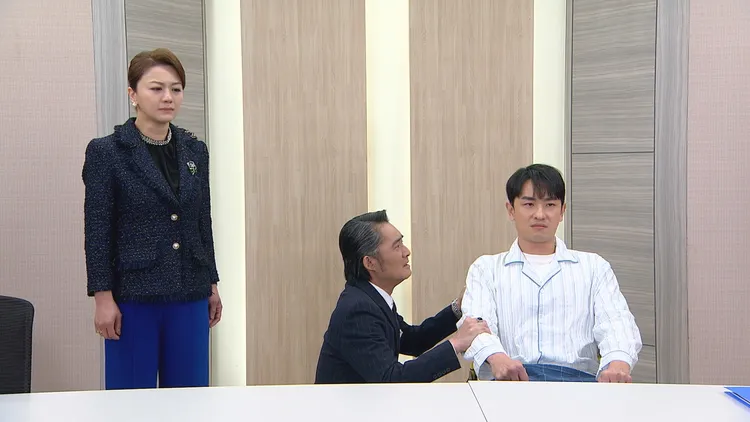 陳謙文（右起）拖出一切惡行，江國賓跪求原諒，左為飾演媽媽的苗真。三立提供