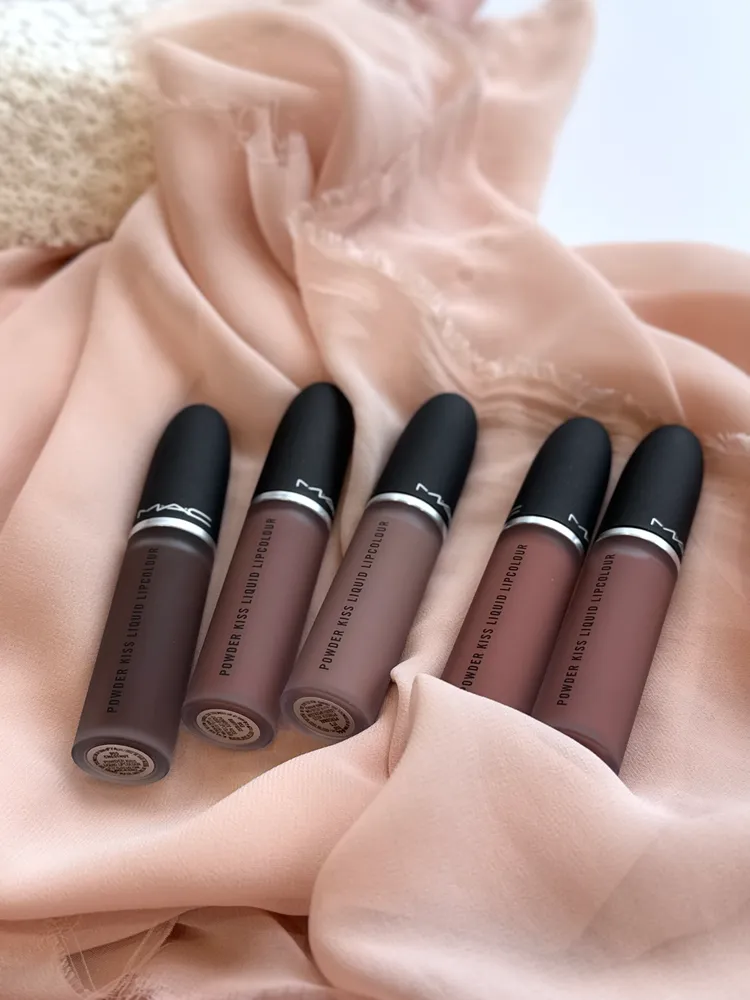 M.A.C嗜裸成癮系列絲柔粉霧唇釉，各1180元。張家玲攝