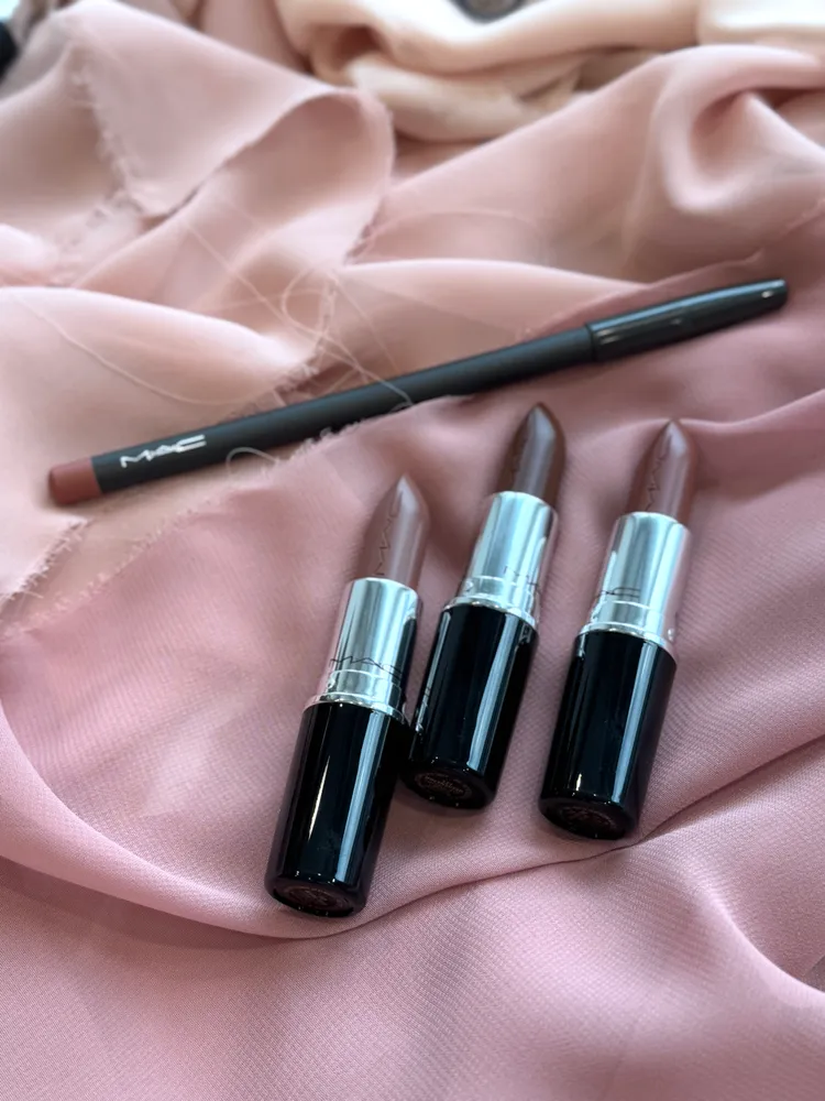 M.A.C嗜裸成癮系列唇線造型筆，850元。張家玲攝