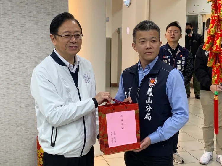 張善政慰勞龜山警分局，右為龜山分局偵查隊長高英傑。龜山警分局提供