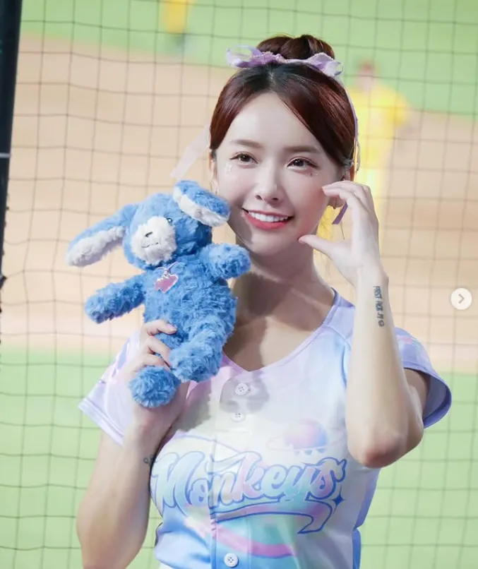 張雅涵Kimi（改名禾羽）則是跳槽到富邦悍將啦啦隊Fubon Angels。翻攝禾羽IG