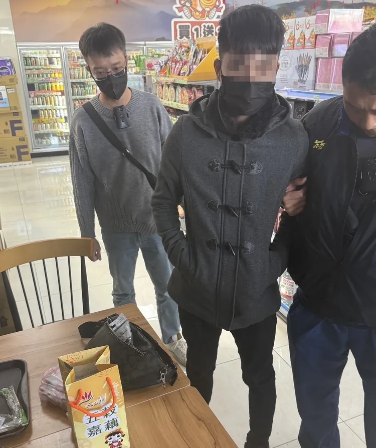 警方在超商逮捕車手。翻攝畫面