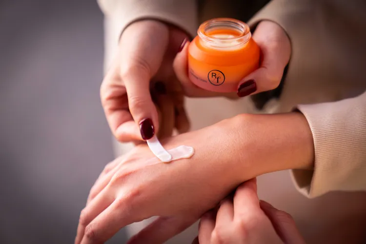 珞凡氏肌光彈潤超鎖水乳霜，30ml／2000元。品牌提供