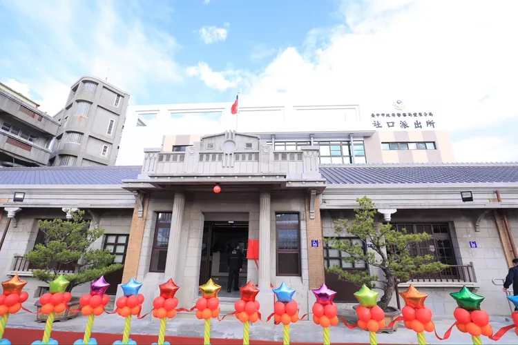 社口派出所前身「社口警察官吏派出所」已有122年歷史，以光廊接建新建物新舊共存。市府提供