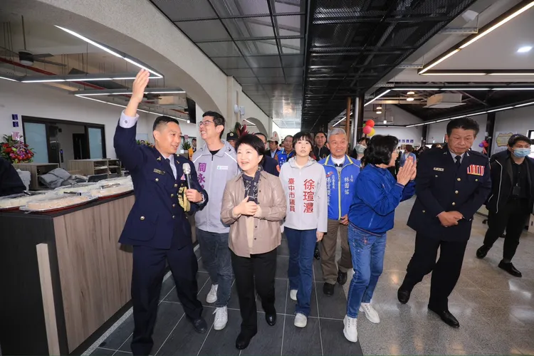 市長盧秀燕參觀新舊建物串接共構的社口派出所內部。市府提供