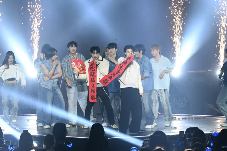 銀赫（左）、東海應景拿著春聯上台。讀者提供